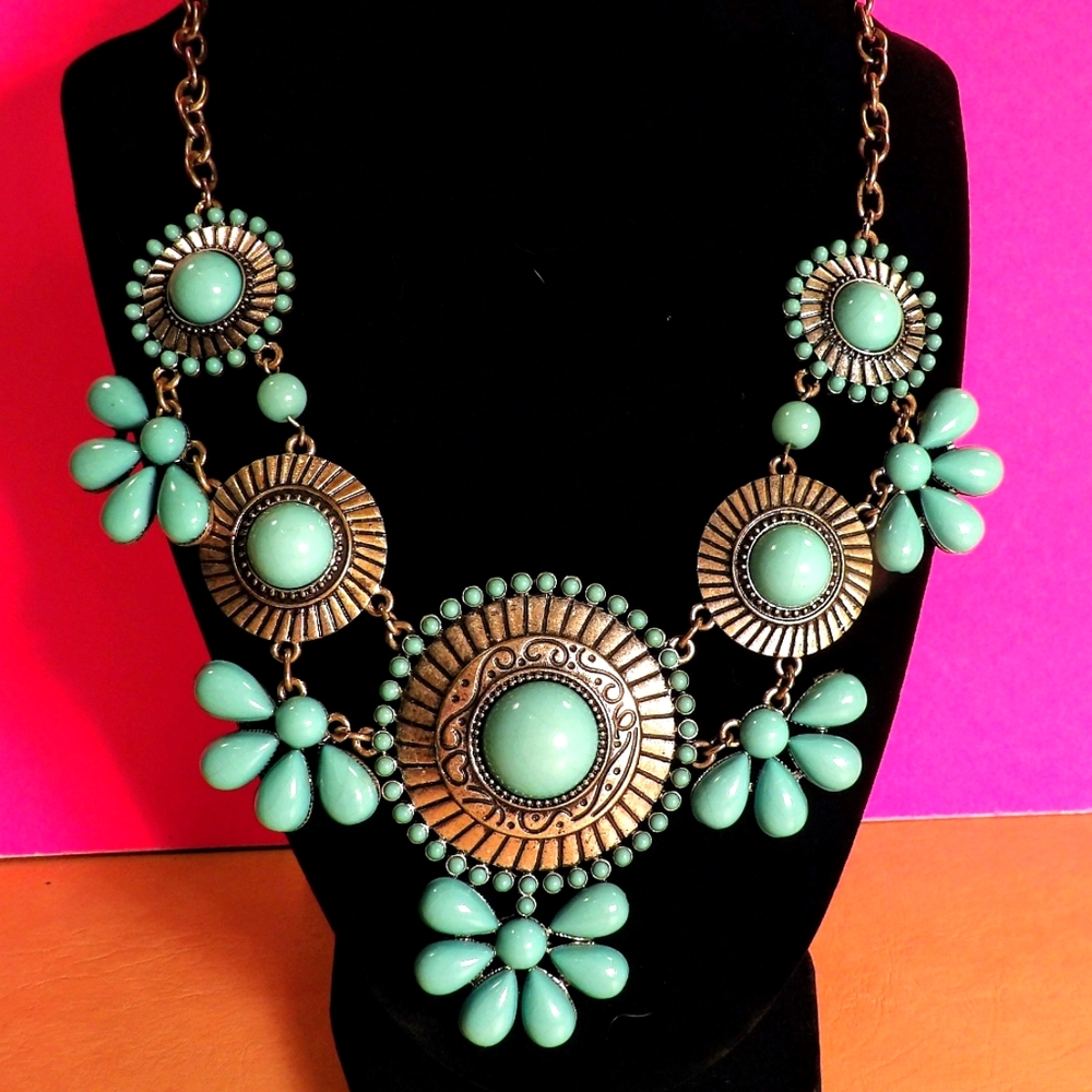 Round Floral Gemstone Bibb Necklace Silver/Blue